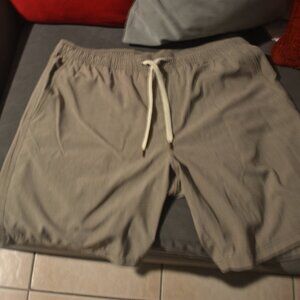 Pre-owned Taylor Vintage shorts size XL. Color Tan. Excellent conditions.